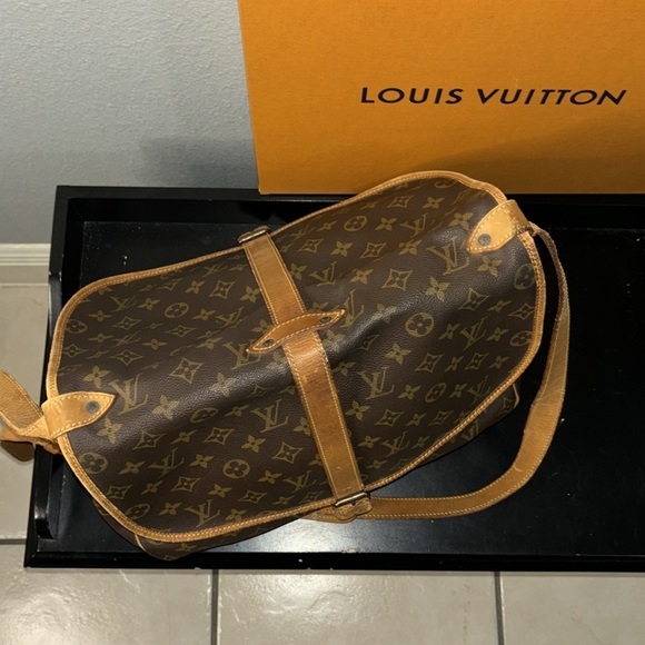LOUIS VUITTON Saumur 30 Monogram Canvas Bag - Picture 13 of 16